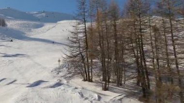 Kayakçılarla kayak pisti