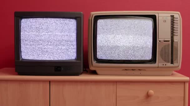 Zwei alte Fernseher — Stockvideo