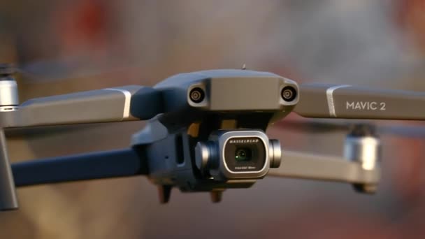 Repülő drón a szabadban — Stock videók