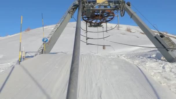 Ski lift pulling — Stock Video