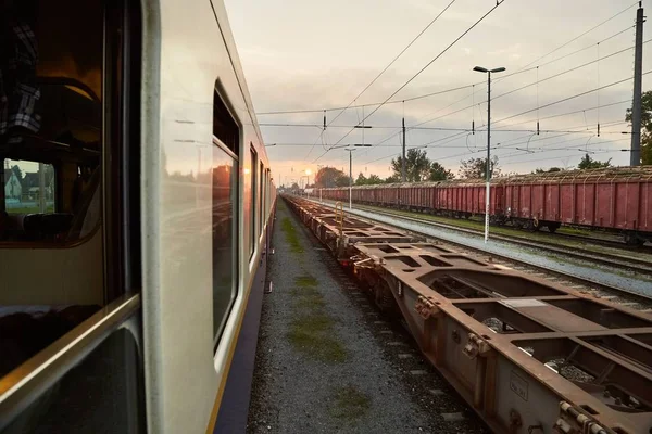 Viaggio in treno al tramonto — Foto Stock