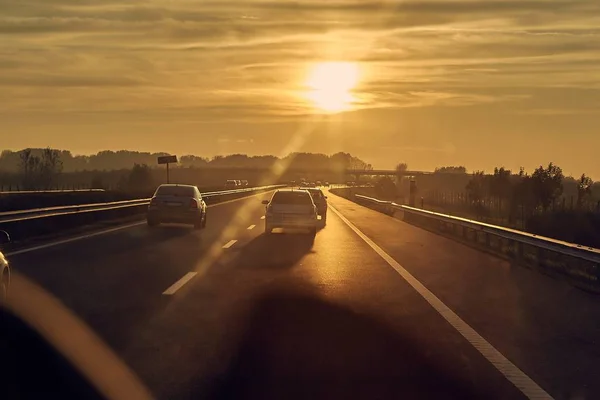 Autofahren bei Sonnenuntergang — Stockfoto