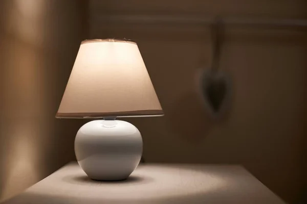 Lampa på ett nattduksbord — Stockfoto