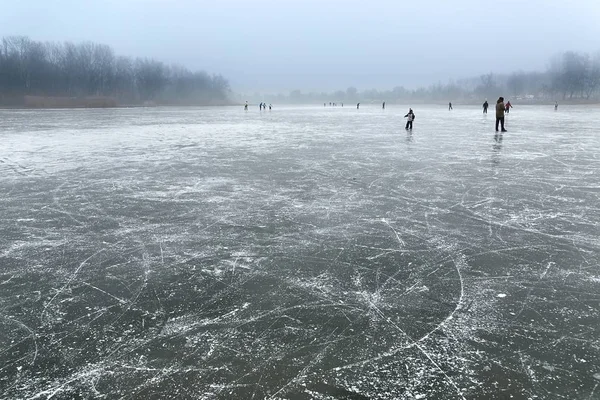 Patinaje en el lago congelado —  Fotos de Stock