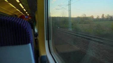 Tren yolculuğu günbatımı ışık