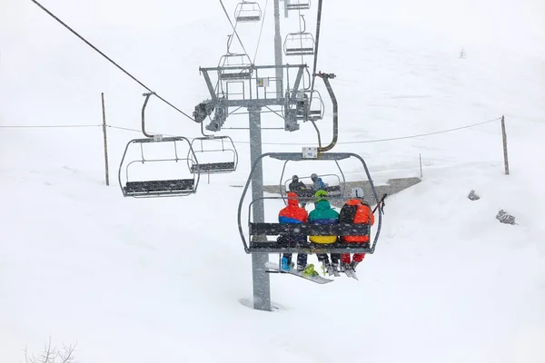Skilift im Schneesturm — Stockfoto