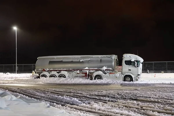 Tankbil med snø – stockfoto