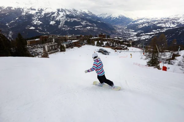Snowboard Sulle Alpi Villaggio Sciistico — Foto Stock