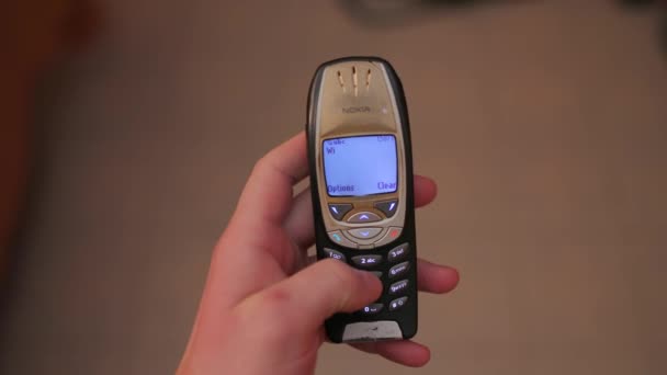 Старий телефон texting привід — стокове відео