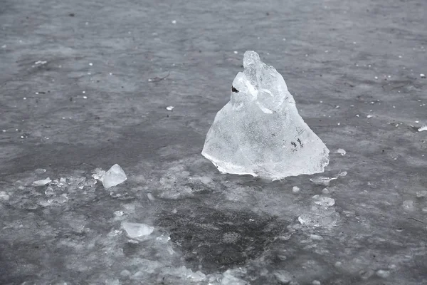 Pedazo de hielo en un lago — Foto de Stock