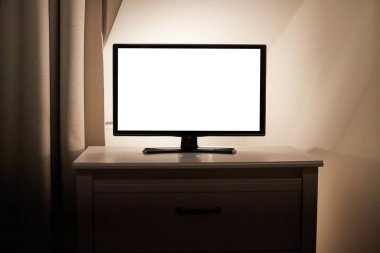 Bir salonda televizyon.