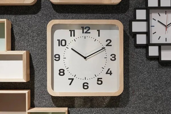 Horloge sur le mur — Photo