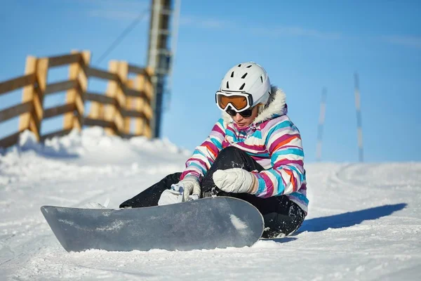 Snowboarder sentado no snlow — Fotografia de Stock