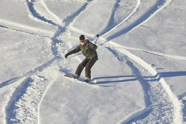 Snowboarder in den Alpen — Stockfoto