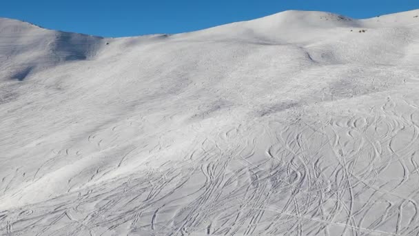 有新鲜曲线的滑雪斜坡 — 图库视频影像