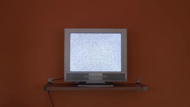 Lcd Fernseher Gegen Orangefarbene Wand — Stockvideo