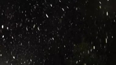 Geceleri kar yağıyor.