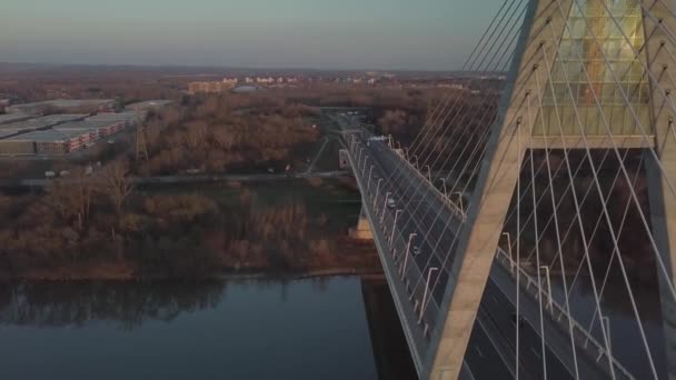 Snelwegbrug op de rivier — Stockvideo