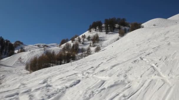 Skipisten mit Skifahrern — Stockvideo