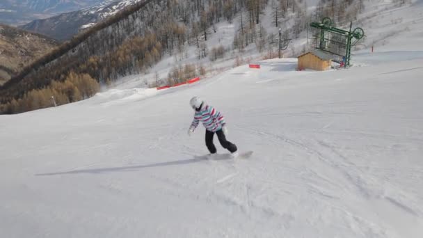 Snowboarder seguire colpo — Video Stock