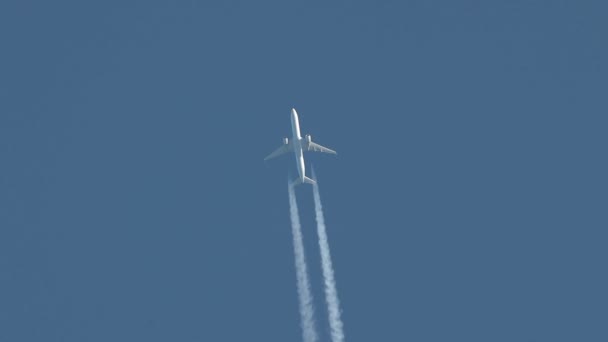 Passagierflugzeug in Reiseflughöhe — Stockvideo