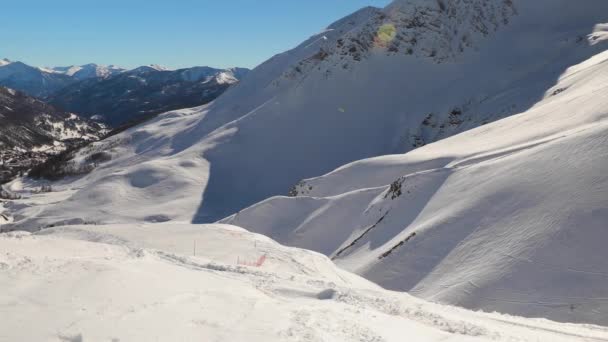 Schneebedeckte Berge in den Alpen — Stockvideo