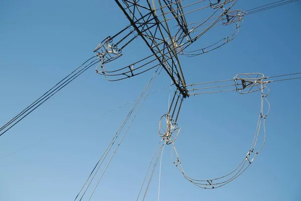 Elektrische leidingen hierboven — Stockfoto