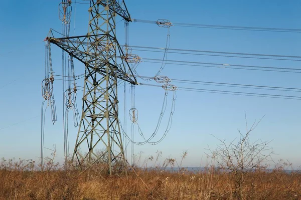 Linhas elétricas desmoronadas — Fotografia de Stock