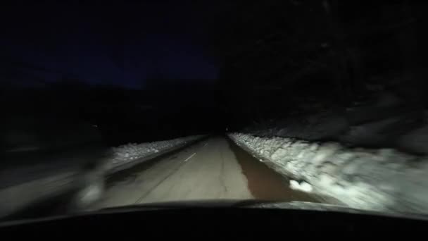Вождение в снегу ночью — стоковое видео