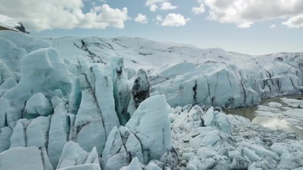 冰岛南部的冰川 Svinafellsjokul 无人机由高耸的锯齿飞行 — 图库视频影像