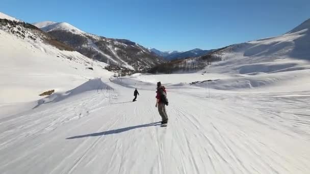 Esquiar pistas nos Alpes — Vídeo de Stock