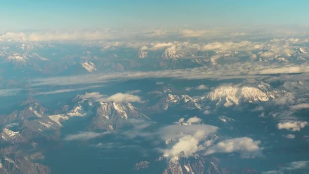 Fliegen über dem Himalaya — Stockvideo