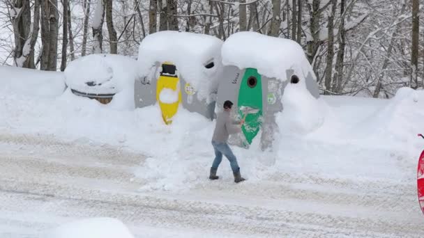 フランス アルプスの大雪後路上リサイクル廃棄物容器を洗浄の都市 フランス 2019 雪かき雪 — ストック動画