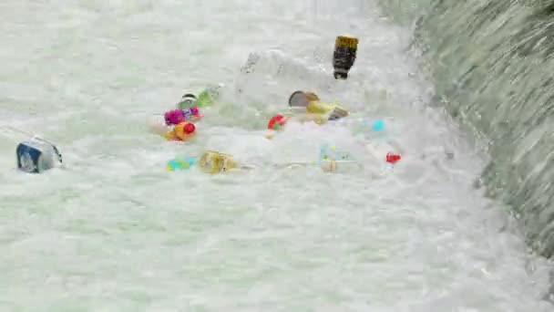 Bottiglie di plastica in un fiume — Video Stock