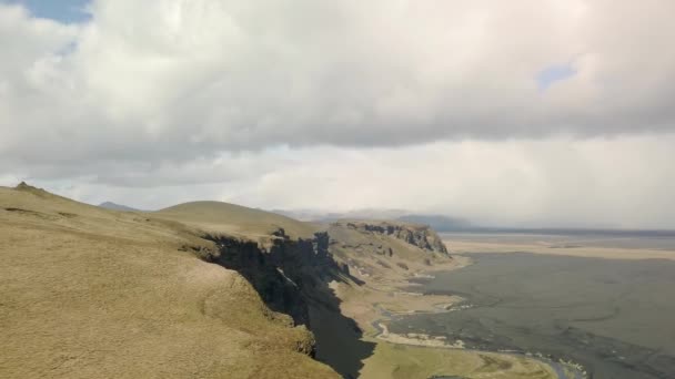 IJslandse landschap met kliffen — Stockvideo