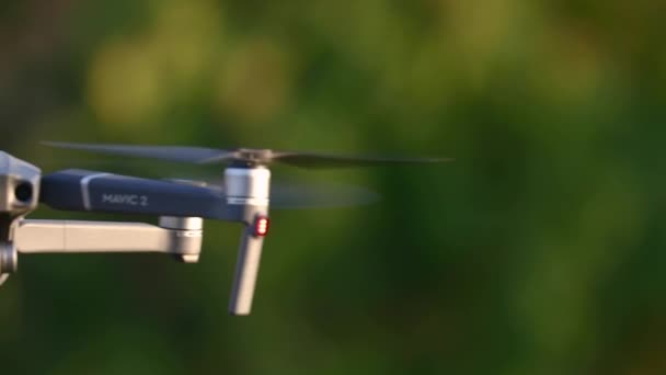 Dronen flyr utendørs – stockvideo