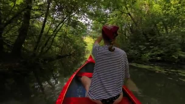 Kanot på en sjö — Stockvideo