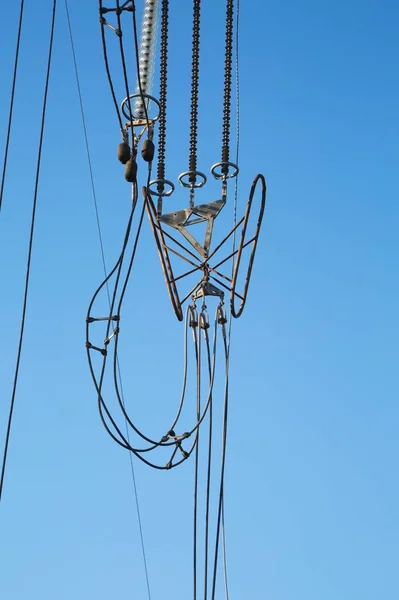 Líneas eléctricas arriba — Foto de Stock