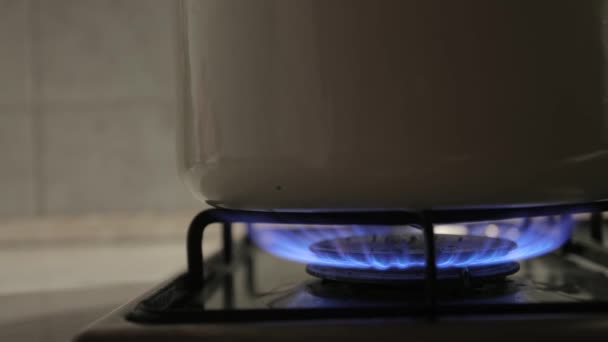 Cocina en estufa de gas — Vídeo de stock