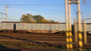 Tren yolculuğu pencere görünümü