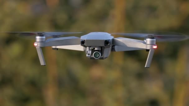 Drone volando al aire libre — Vídeos de Stock