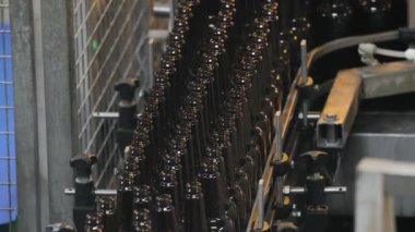 Bira fabrikası şişeleri diziyor.