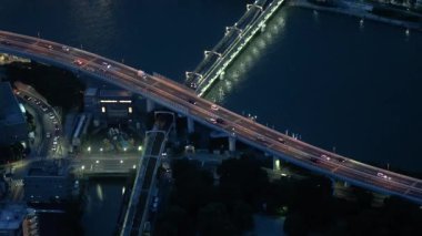 Japon otobanındaki arabalar.