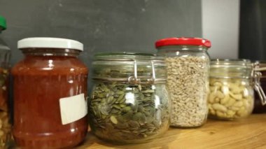 Yiyecek stok kiler raf üzerinde