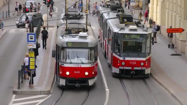 Spårvagnar på gatan — Stockvideo