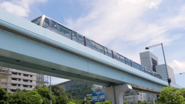 Trein verplaatsen in een stad — Stockvideo