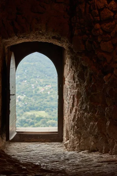 Pasaje de un antiguo castillo, puerta abierta — Foto de Stock