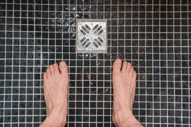 Yağmur suyu akıyor