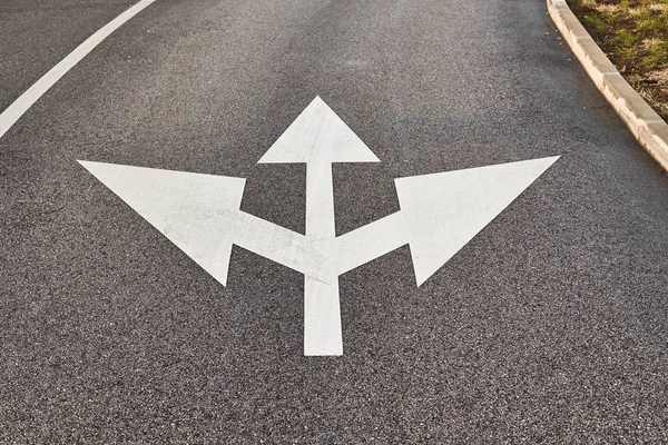Signo de flecha que muestra todas las direcciones — Foto de Stock