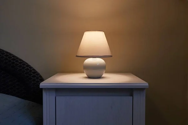 Lamp op een nachtkastje — Stockfoto